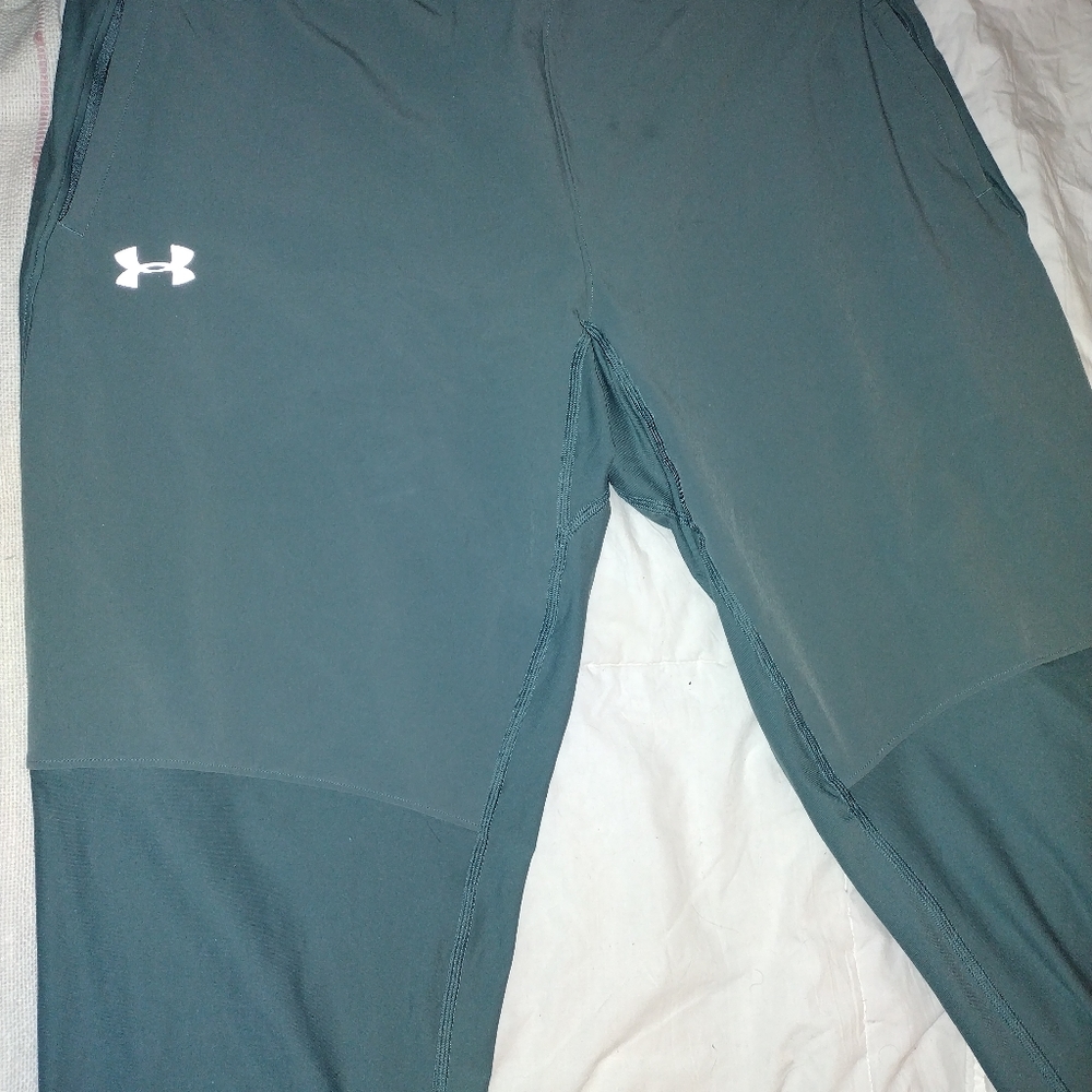 Mens Under Armour heatgear joggers inside waist pocket XXL lightly used.